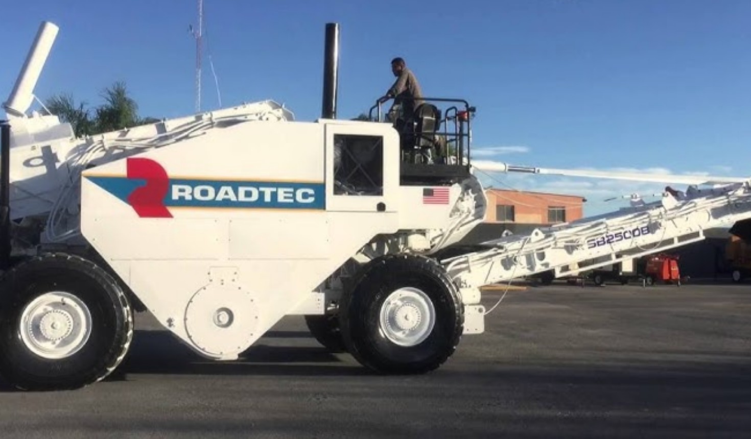 Asfaltos – buggy (banner) Buggy Roadtec, vehículo de transferencia de material