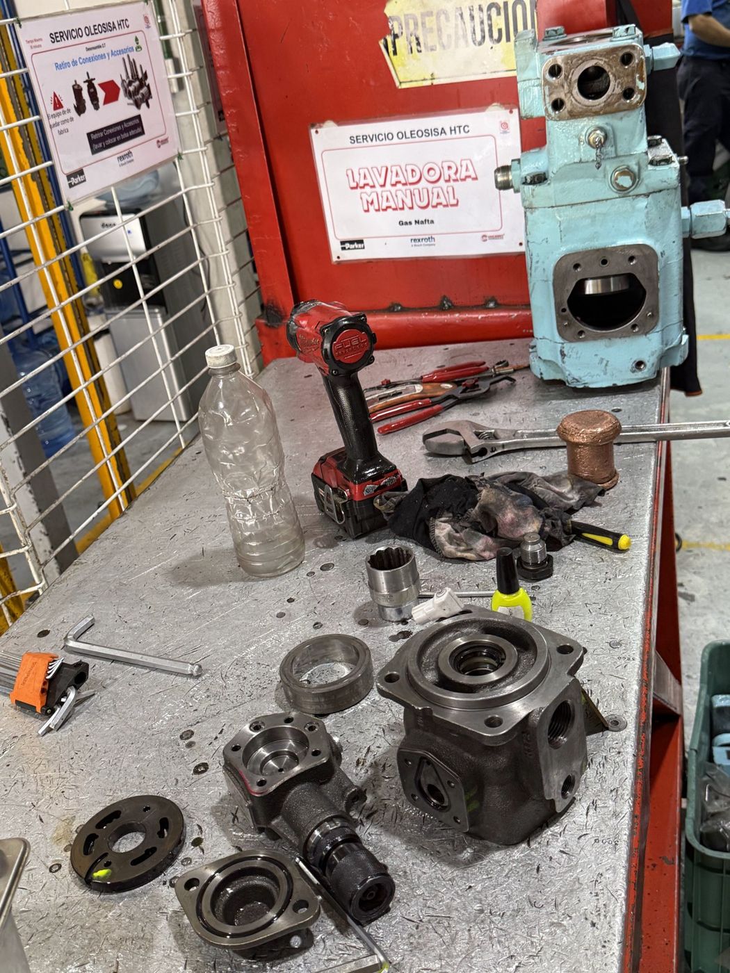 Desarmado de un equipo hidráulico en el taller