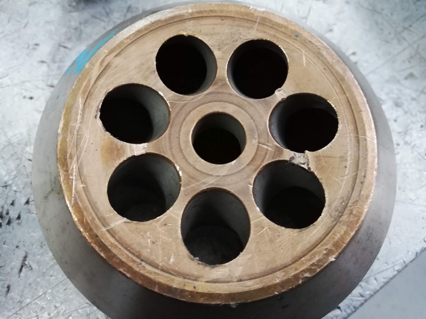 Inspección de un equipo hidráulico en el taller